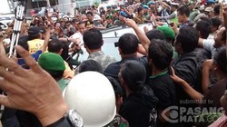 Penampakan Ratusan Warga Karo yang Rebutan Salaman dengan Jokowi