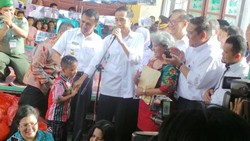 Jokowi Sebar HP 08122600960 ke Pengungsi Sinabung, Suruh Ngadu Kalau Ada Apa-apa