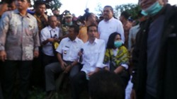 Momen Haru Ketika Jokowi Spontan Temui Warga di Kaki Gunung Sinabung