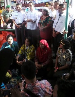 Begini Gaya Ibu Negara Iriana Saat Temani Jokowi Berdialog dengan Warga Sinabung