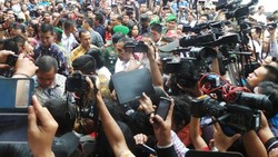 Pengungsi Sinabung Berebut untuk Salaman dengan Presiden Jokowi