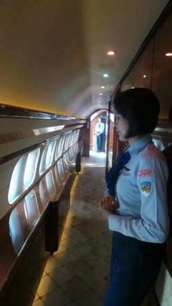 Servis Istimewa Pramugari Cantik TNI AU di Pesawat Kepresidenan Jokowi