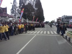 Warga Berdiri di Pinggir Jalan Sambut Kedatangan Jokowi di Karo