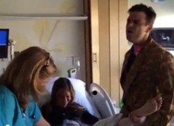 Lucu, Robbie Williams Bantu Istri Rileks Saat Melahirkan dengan Bernyanyi