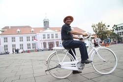 Menpar Arief Yahya Naik Sepeda Onthel di Kota Tua