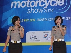 5 Polwan Cantik Bernyanyi Buka IMOS 2014