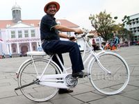 Menpar Blusukan ke Kota Tua dengan Sepeda Onthel