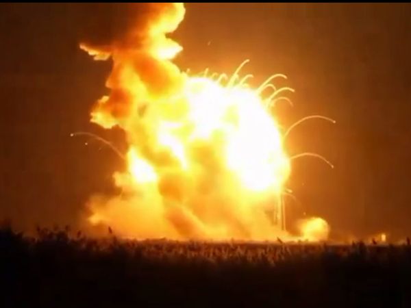 Roket AS Meledak Saat Diluncurkan