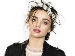 Miranda Kerr Seksi Bergaun Menerawang untuk Pemotretan Majalah