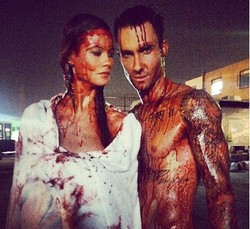 Foto: Inspirasi Halloween, Selebriti Tampil dengan Tubuh Berlumur Darah