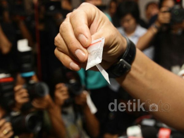 Polisi Tunjukkan Barbuk Narkoba Pelawak Tessy