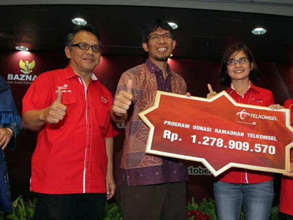 Telkomsel Serahkan Donasi ke Baznas