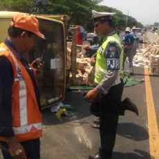 Ban Belakang Pecah, Truk Muat Panci Terguling