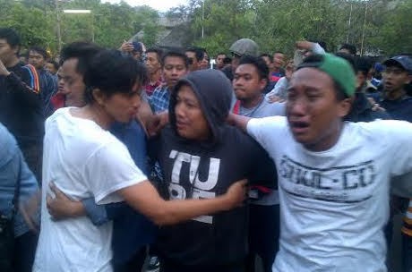 Suporter Menangis Bertemu Pemain PSIS setelah Didiskualifikasi