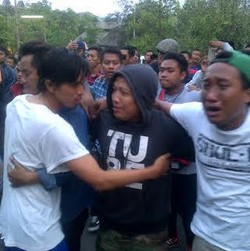 Suporter Menangis Bertemu Pemain PSIS setelah Didiskualifikasi