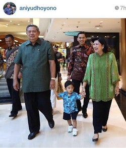 Sudah Tak Jadi Presiden, SBY Momong Cucu di Mal Bersama Ibu Ani