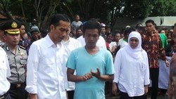 Ini Gaya Blusukan Presiden Jokowi Saat Datangi Pengungsi Sinabung