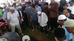 Pemakaman Soegeng Sarjadi Dihadiri 2 Eks Menteri dan Diwarnai Isak Tangis