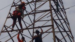 Bertengkar dengan Suami, Ibu Nekat Ajak Anak Panjat SUTET di Karawang