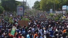 Ribuan Demonstran Burkina Faso Serbu dan Bakar Gedung Parlemen