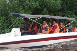Menpar Arief Yahya Berperahu di Hutan Mangrove Angke Kapuk