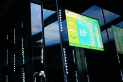 Lift di Hong Kong Ini Melesat 60 Detik ke Ketinggian 393 Meter