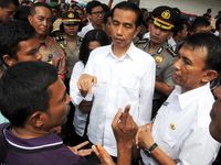 Gaya Blusukan Jokowi Tinjau Pengungsi Sinabung