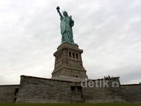 Keelokan Cityscape Manhattan dari Pulau Liberty