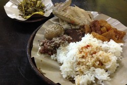 Gudeg Prabu: Sedep Mantep Nasi Gudeng Komplit dan Wedang Uwuh Hangat