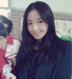 Guru Biologi Cantik Ini Jadi Perbincangan di Internet