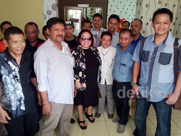 Para Sahabat Srimulat Jenguk Tessy di Rumah Sakit