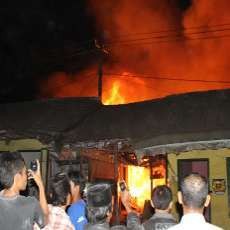 Ratusan Kios Pasar Pakong Ludes Terbakar