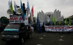 Aksi di Monju, Buruh Jabar Tuntut UMK 2015 Naik 30 Persen