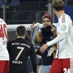 Seorang Fans Masuk ke Lapangan dan Serang Ribery