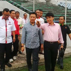 Blusukan ala Menpora: Mencoba Start, Salah Masuk Ruangan, dan Tanding Pingpong