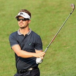 Rikard Karlberg Memimpin di Hari Pertama