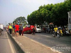 Hilang Kendali, Honda Jazz Terbalik di Batang Jateng