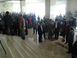 Ruang Paripurna Terkunci, 100 Anggota DPR KIH Berkerumun di Depan Pintu