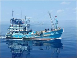 KRI Koarmabar Amankan Kapal Ikan Ilegal di Laut Natuna