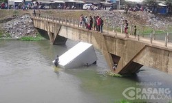 Truk Boks Nyemplung ke Sungai Tamelang Karawang