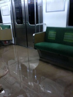 Bogor Hujan Deras, Lantai KRL Terciprat Air hingga Tergenang