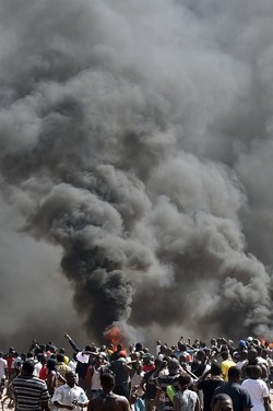 Ketika Gedung Parlemen Burkina Faso Dibakar