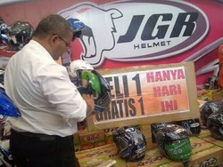 Rogoh Kocek Rp 200 Ribu Bisa Dapat 2 Buah Helm