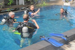 Mengintip Bule Belajar Menyelam di Gili Air, Lombok