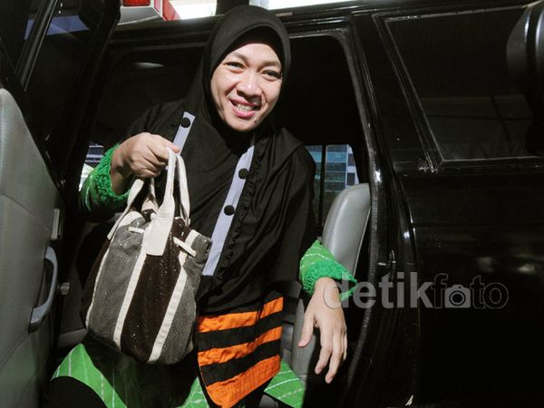 Diperiksa KPK, Istri Bupati Karawang Umbar Senyuman