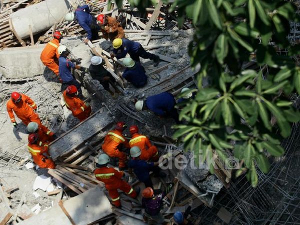 Petugas Cari Korban Jembatan Ambruk TIM Petugas Cari Korban Jembatan Ambruk TIM