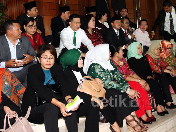Ruang Paripurna Dikunci, Politisi KIH Lesehan