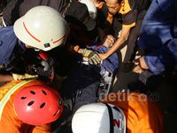 Tiga Petugas Damkar Tertimpa Beton Saat Evakuasi di TIM