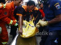 Evakuasi Korban Jembatan Ambruk di TIM