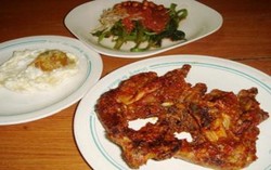 Makan Malam Berkeringat dengan Pedas Menyengat Ayam Taliwang